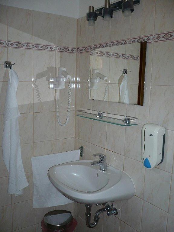 Fenyves Fogado Hotel Szurdokpüspöki Quarto foto
